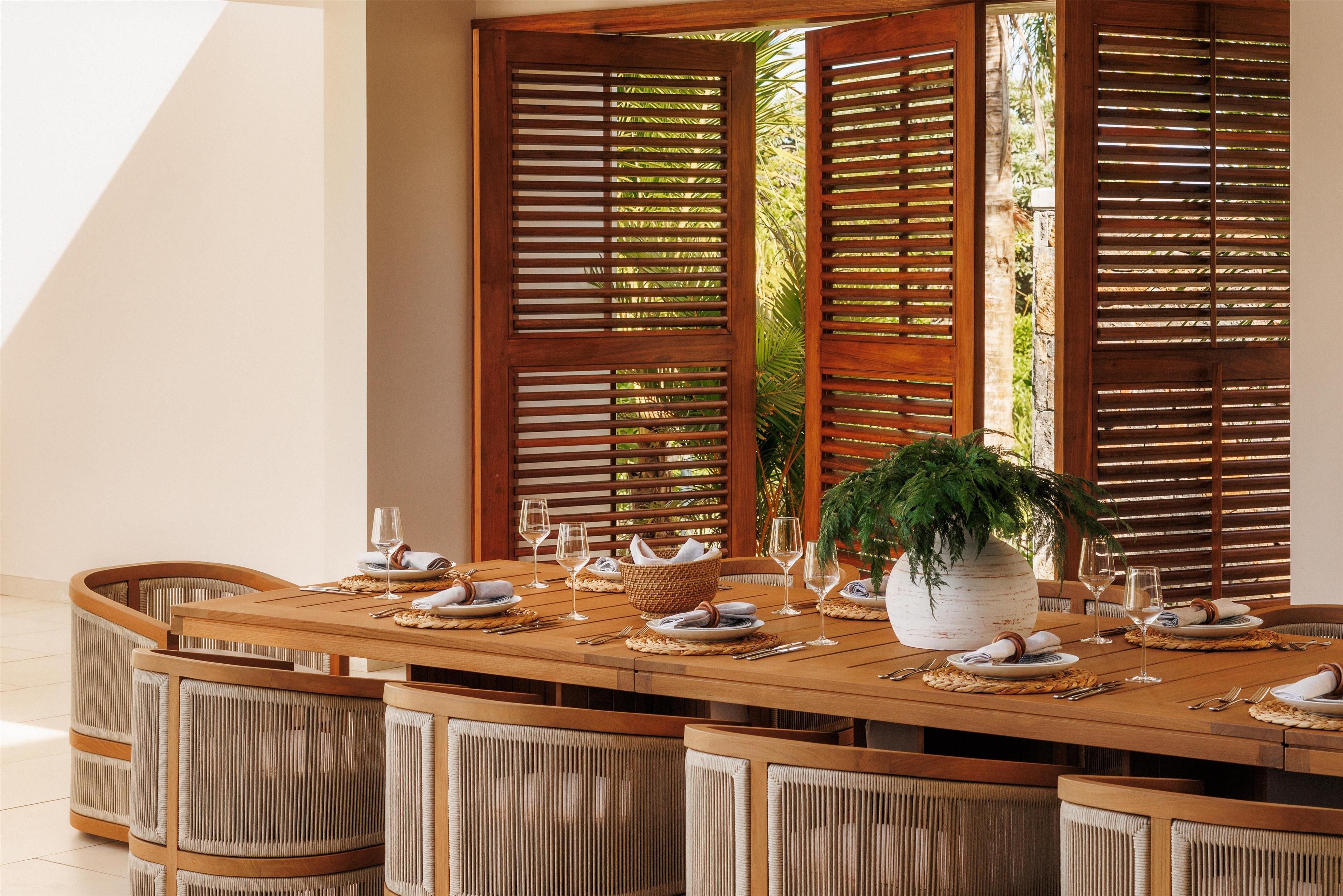 6 restaurants, breakfast, lunch, dinner served; international cuisine