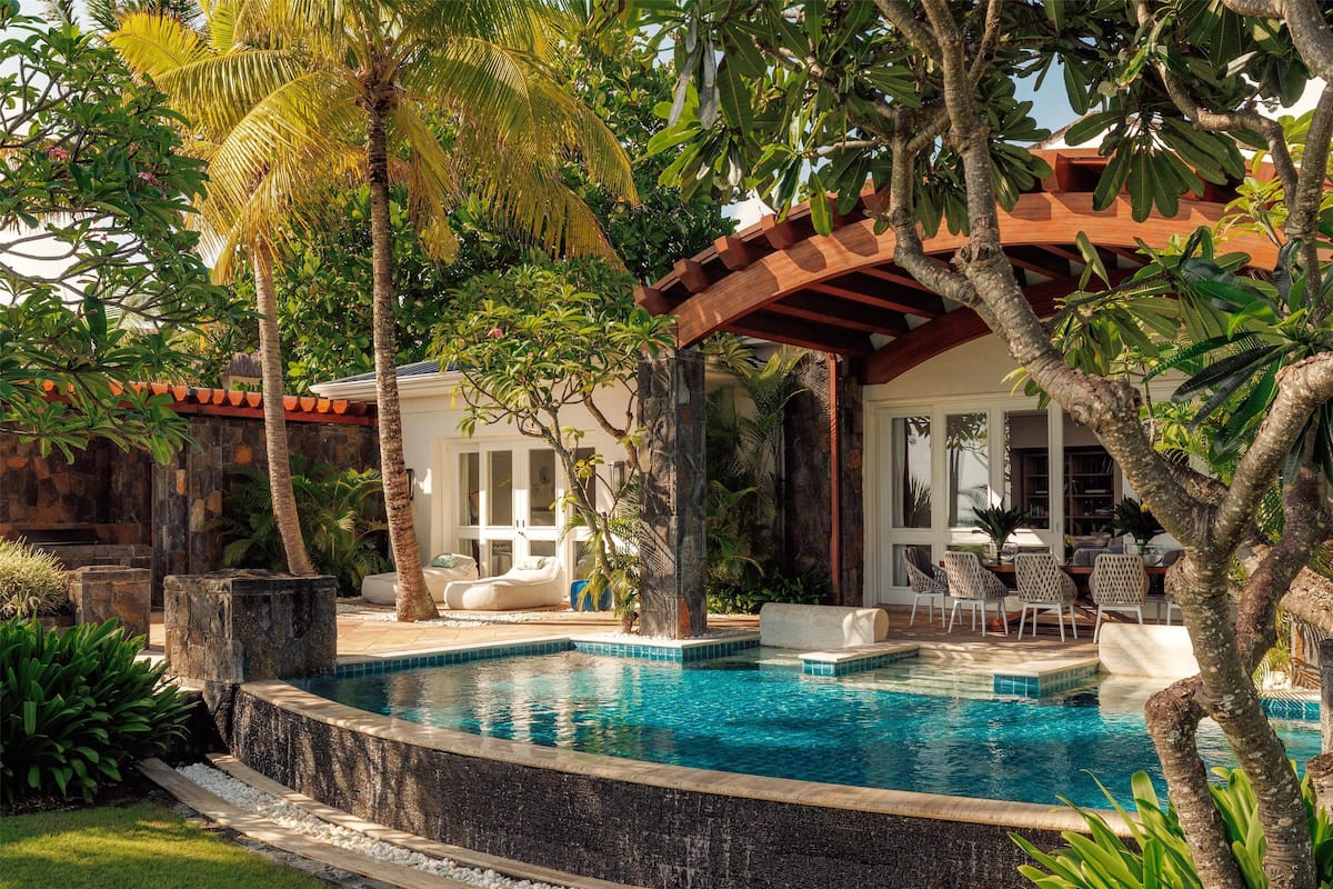 3 piscinas al aire libre, camas de piscina con cargo, sombrillas
