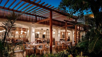 6 restaurants, breakfast, lunch, dinner served; international cuisine