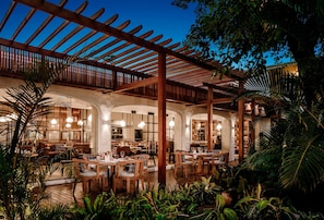 6 restaurants, breakfast, lunch, dinner served; international cuisine