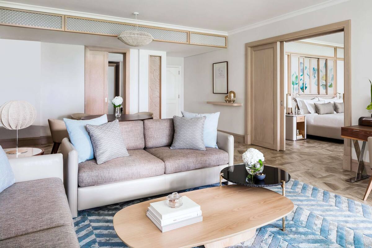 Una sala de estar moderna con un sofá, una mesa de centro y un comedor.