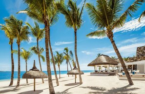 On the beach, white sand, free beach cabanas, sun loungers - One&Only Le Saint Géran (Belle Mare)