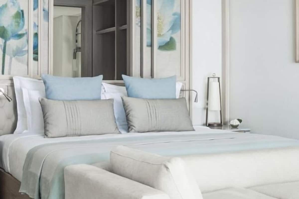 Premium bedding, free minibar items, in-room safe