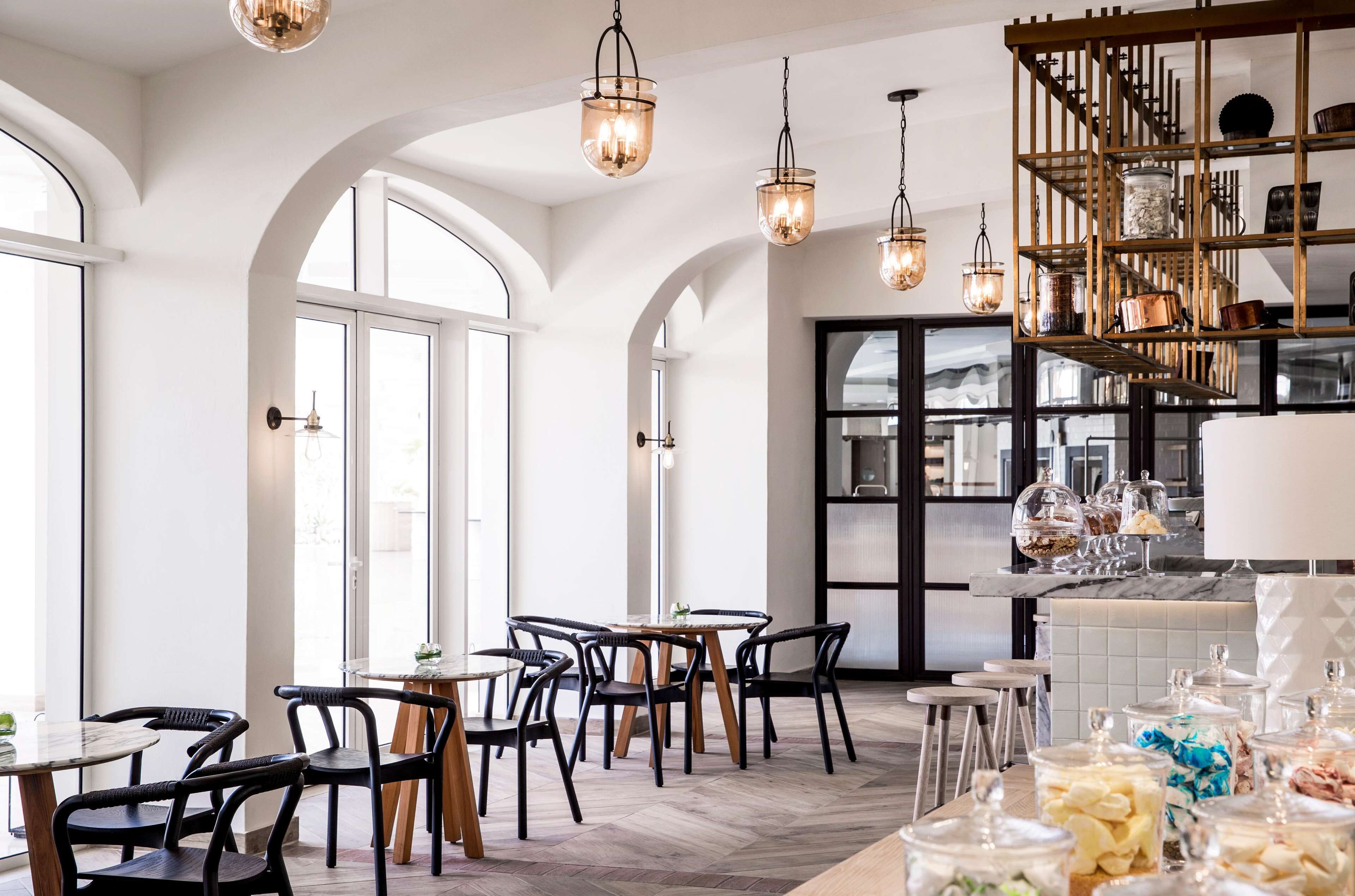 6 restaurants, breakfast, lunch, dinner served; international cuisine