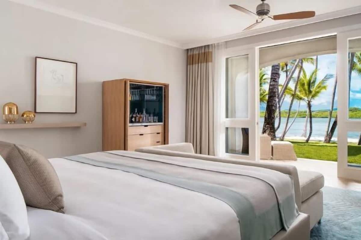 Premium bedding, free minibar items, in-room safe