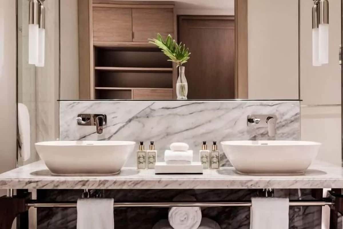 Separate tub and shower, deep soaking tub, free toiletries, hair dryer