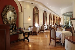 Déjeuner et dîner servis sur place
