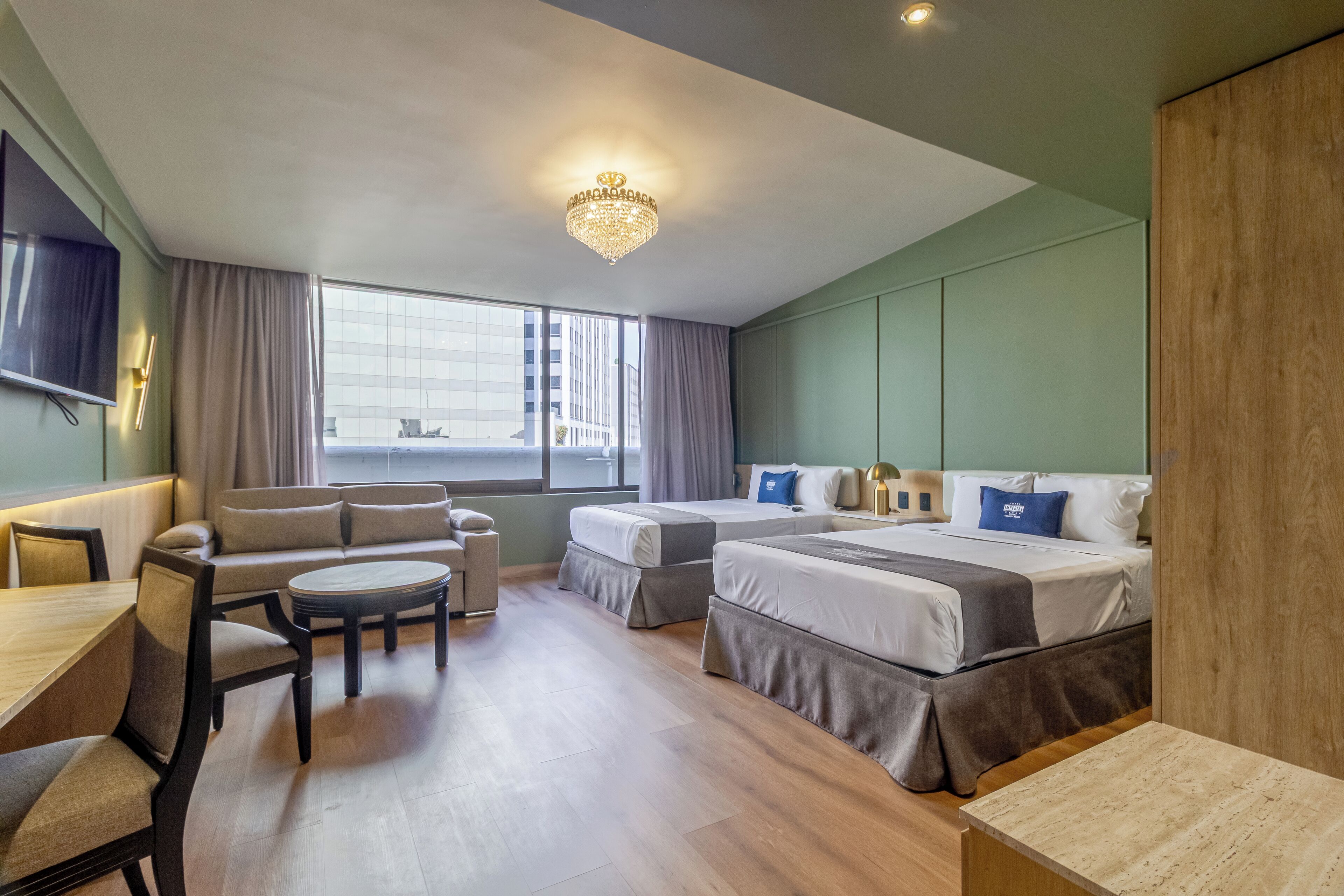 Habitación Deluxe | Ropa de cama de alta calidad y colchones con acolchado adicional