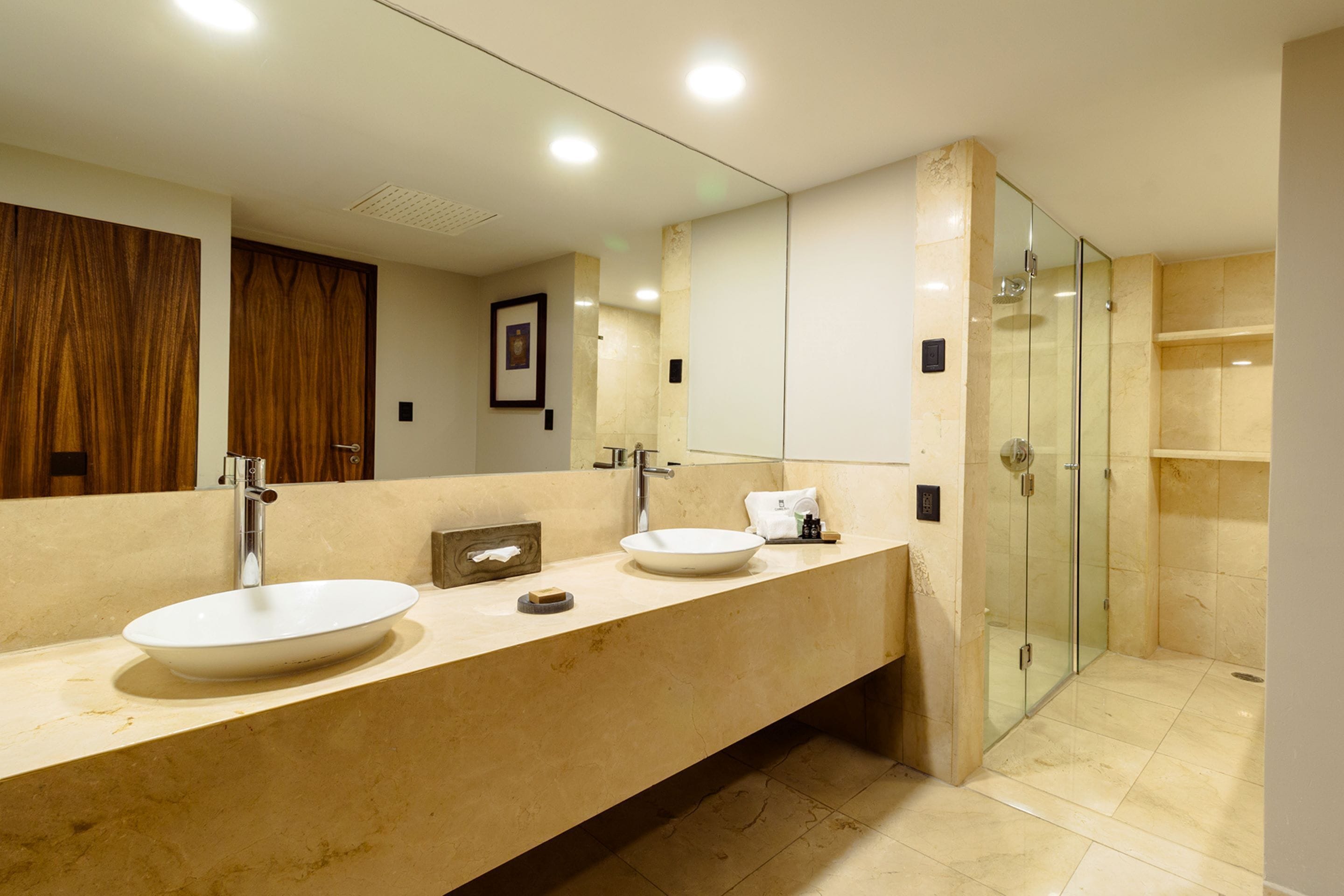 Master Suite | Bathroom | Eco-friendly toiletries, hair dryer, towels, soap