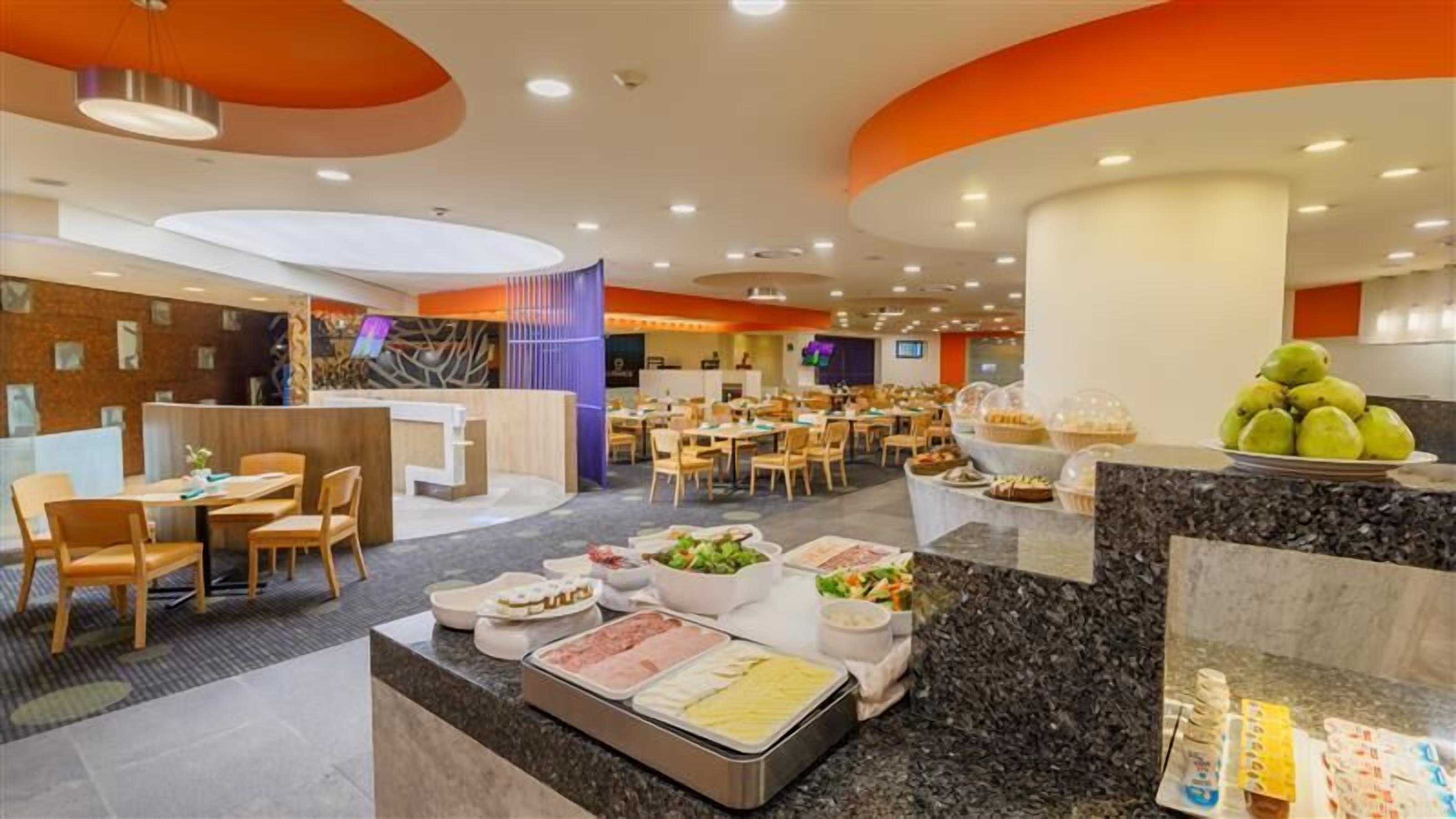 2 restaurants, breakfast, lunch, dinner served; international cuisine