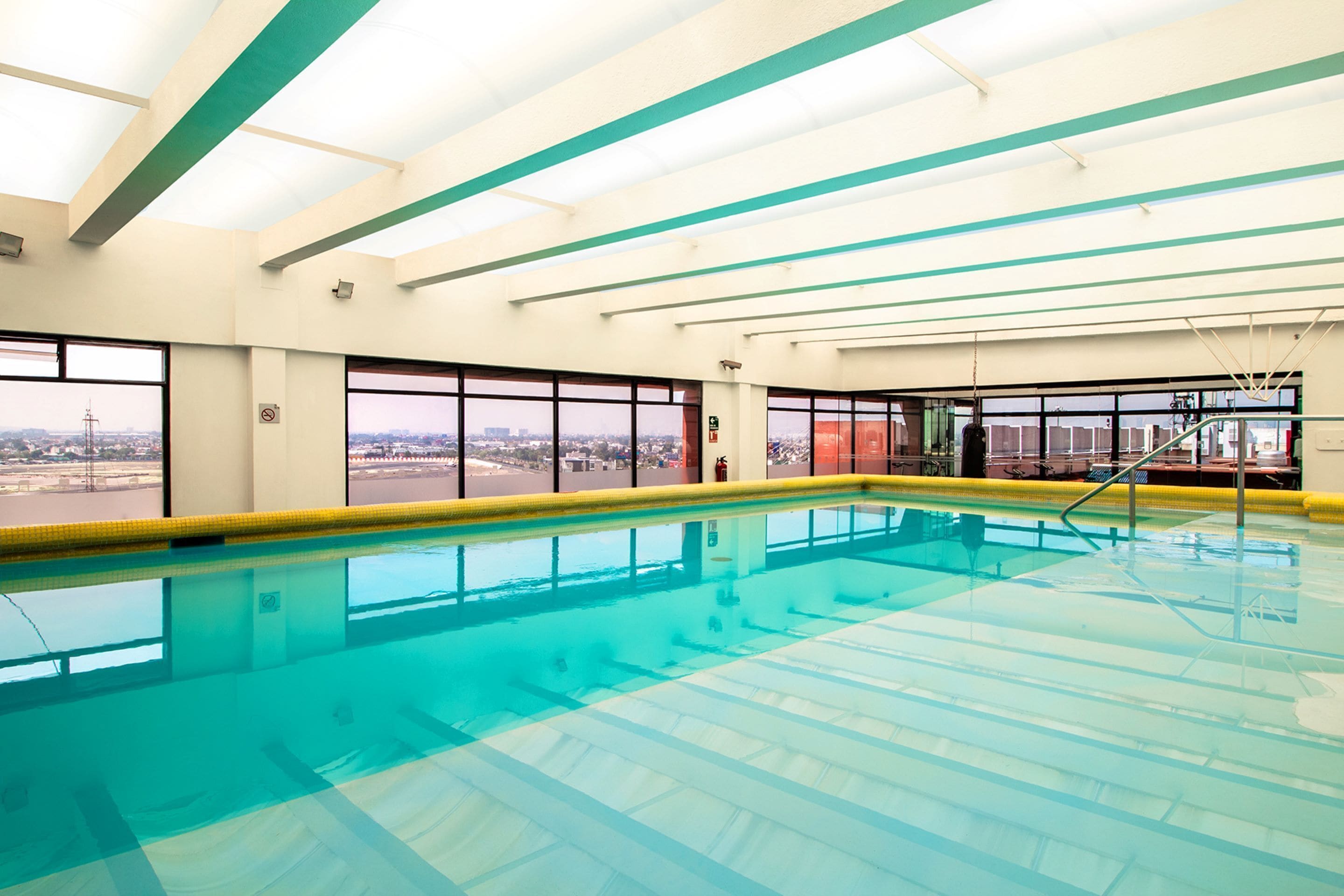 Una piscina cubierta