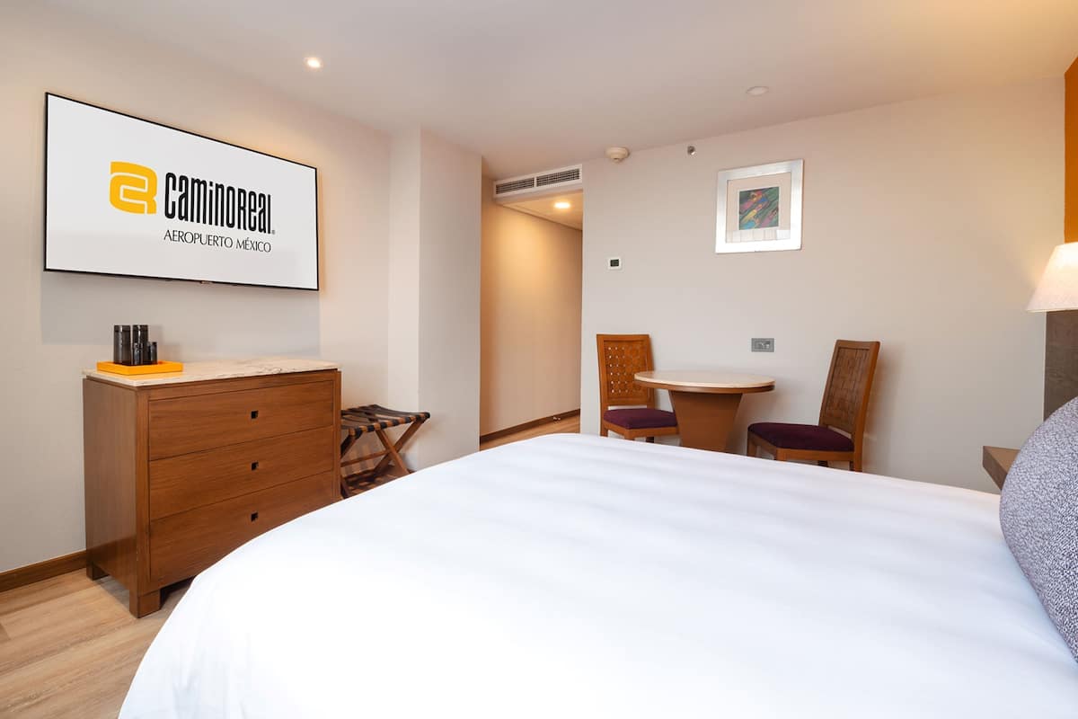 1 Schlafzimmer, hochwertige Bettwaren, Zimmersafe, Schreibtisch