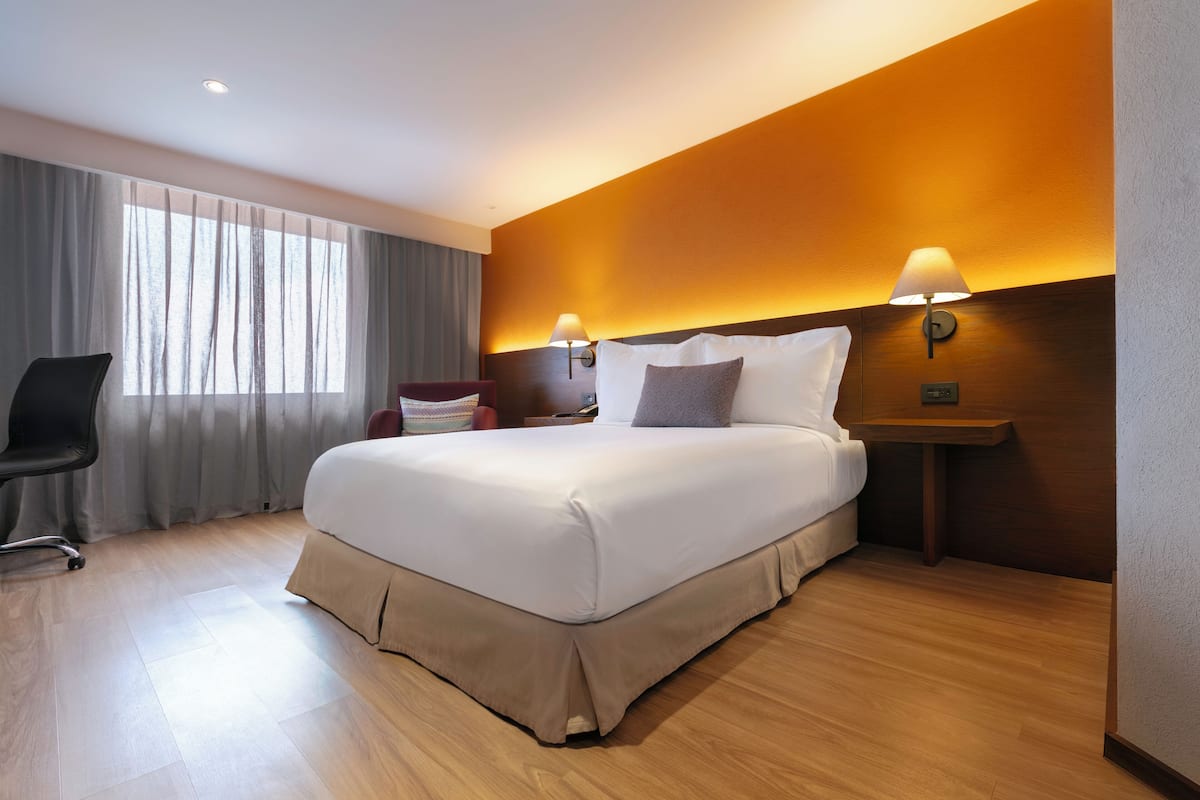 1 bedroom, premium bedding, in-room safe, desk