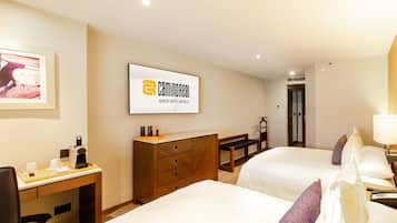 Ropa de cama de alta calidad y caja de seguridad en la habitación