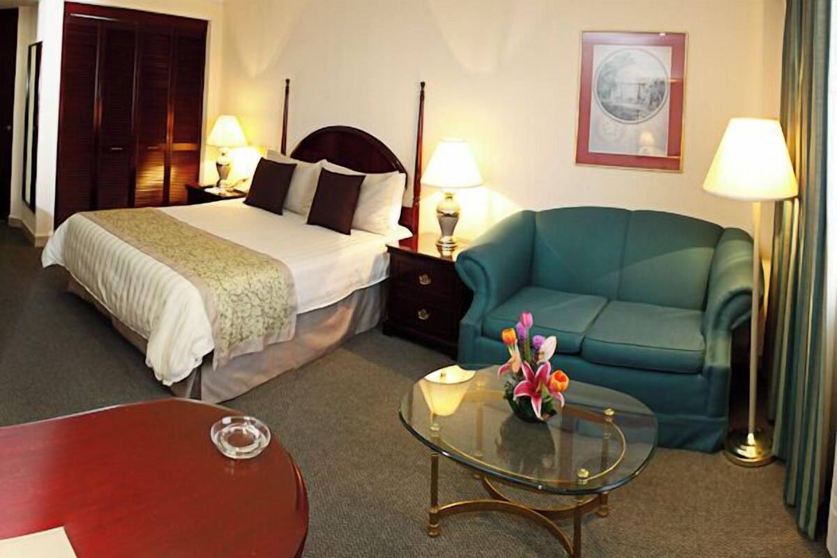 Työpöytä, pimennysverhot, ilmaiset vauvansängyt, lisävuoteet
