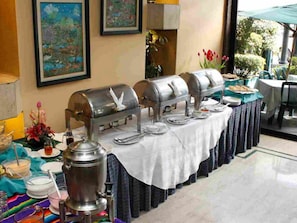 Daily cooked-to-order breakfast for a fee