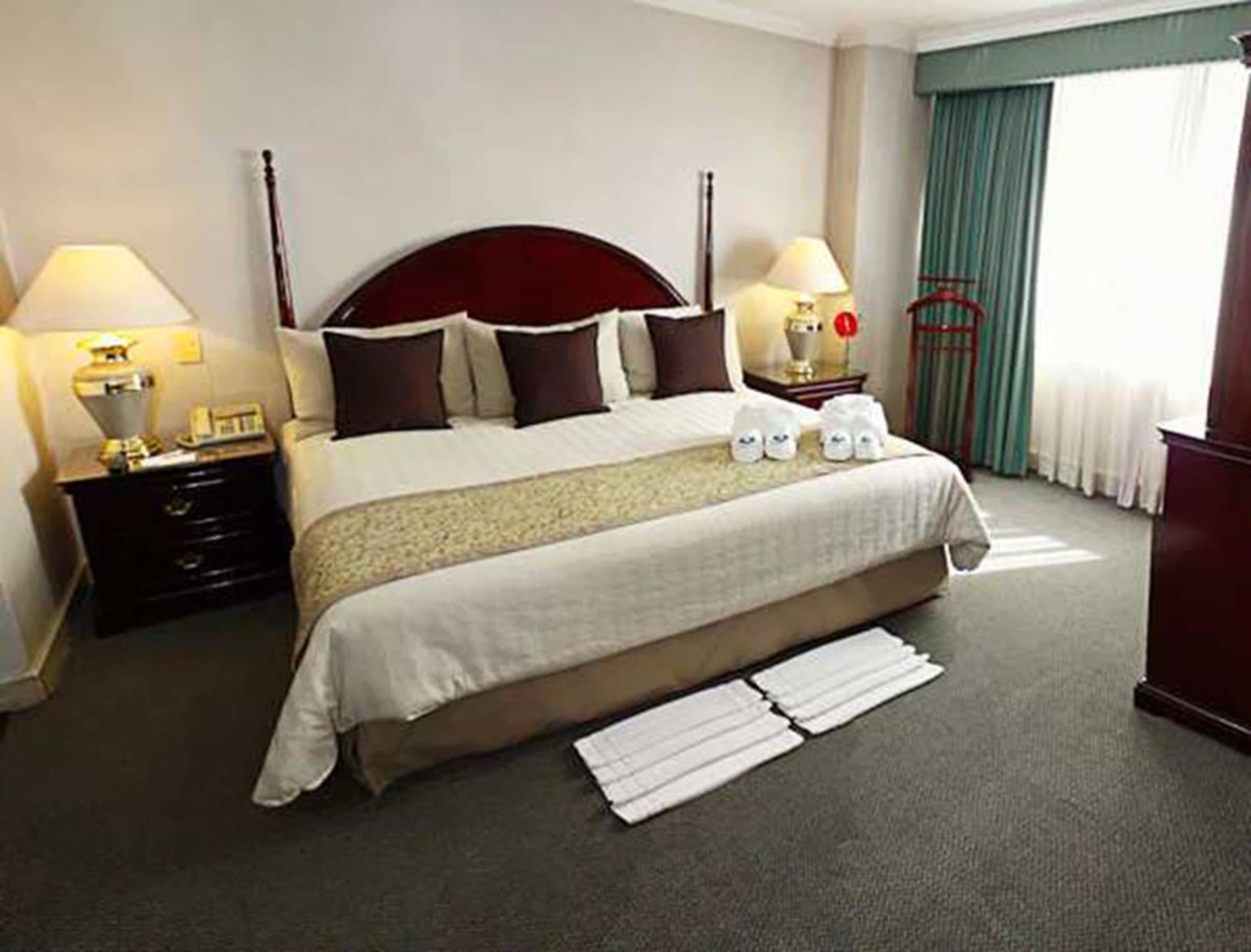 Suite junior | Escritorio, cortinas blackout, cunas gratuitas y camas extra 