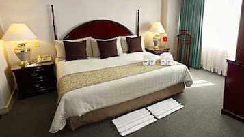 Suite junior | Escritorio, cortinas blackout, cunas gratuitas y camas extra