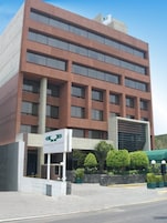 Un edificio moderno con un letrero que dice 'Palace Hotel'.