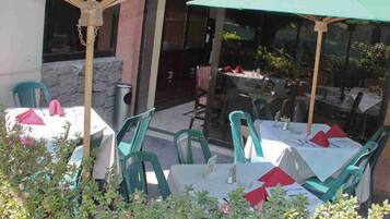 Breakfast, lunch, dinner served; international cuisine