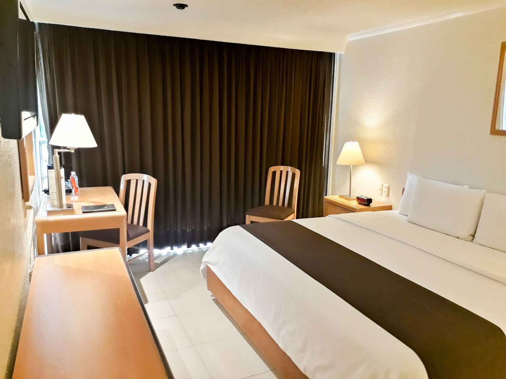 Coffres-forts dans les chambres, bureau, rideaux occultants