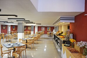 Daily buffet breakfast (MXN 309 per person) - Hotel PF (Mexico City)
