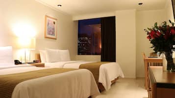 Caja de seguridad en la habitación, escritorio y cortinas blackout