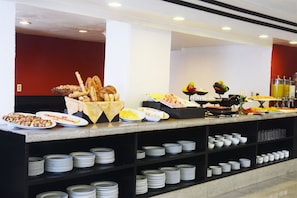 2 restaurants; breakfast, lunch, dinner, and brunch served - Hotel PF (Mexico City)