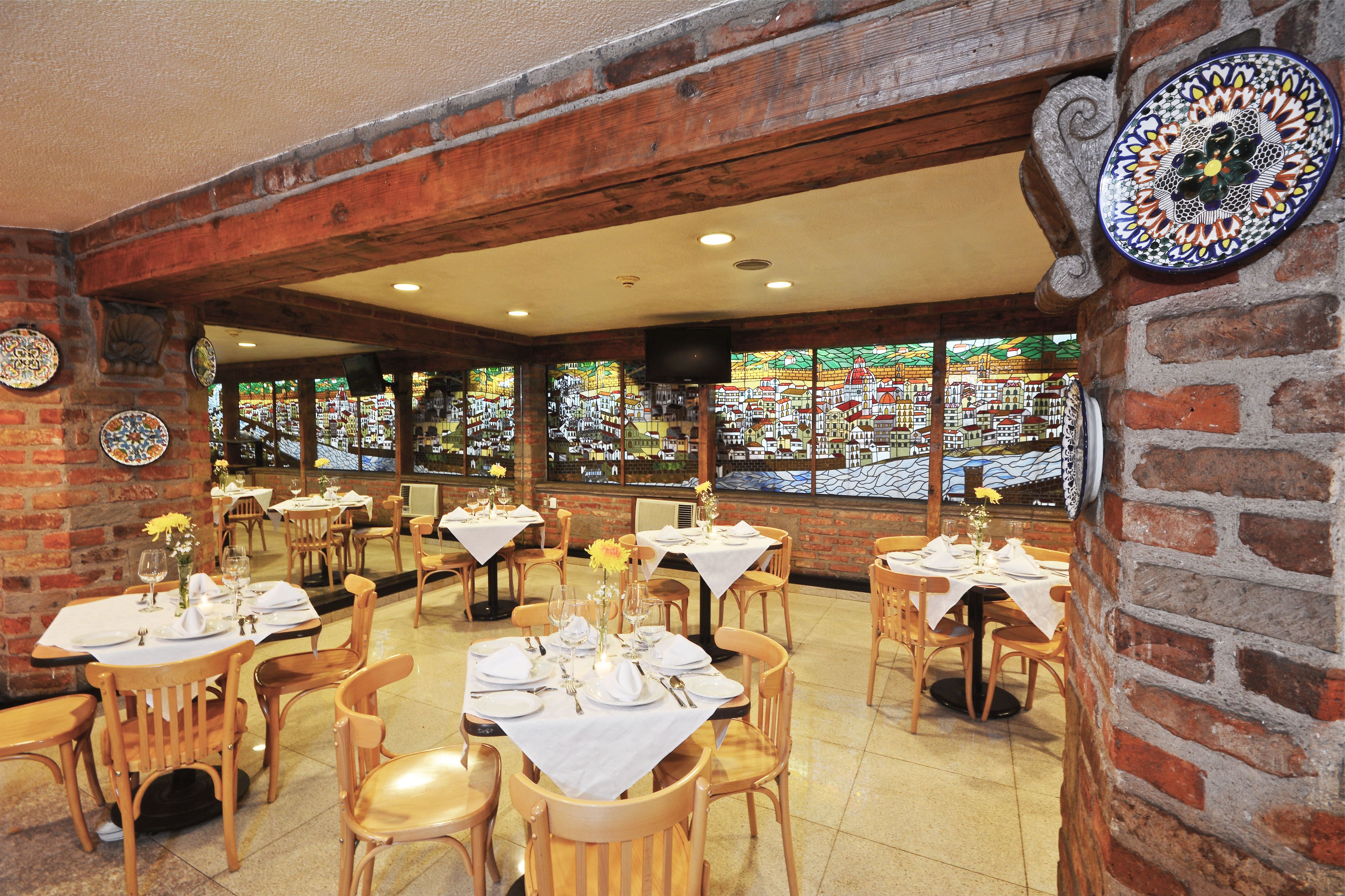 2 restaurants, breakfast, lunch, dinner served; international cuisine