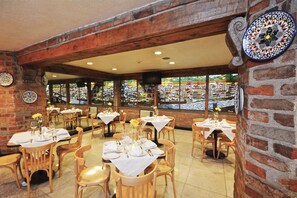 2 restaurants; breakfast, lunch, dinner, and brunch served - Hotel PF (Mexico City)