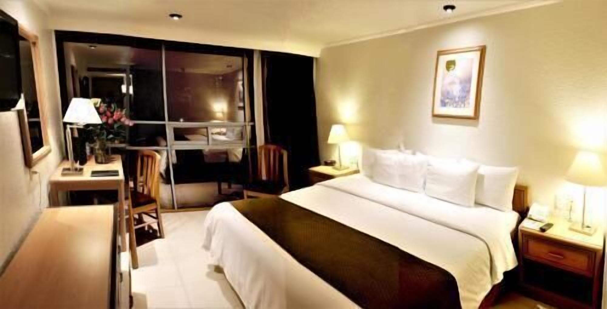 Coffres-forts dans les chambres, bureau, rideaux occultants