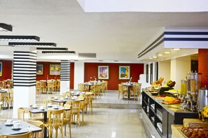 Se ofrece un desayuno bufé todos los días (por un coste adicional)