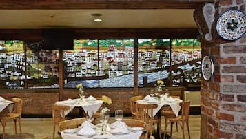 2 restaurants, breakfast, lunch, dinner served; international cuisine