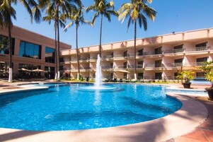 Una piscina al aire libre