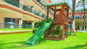 Área de juegos infantiles al aire libre