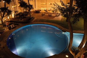 Una piscina al aire libre (de 09:00 a 21:00), tumbonas