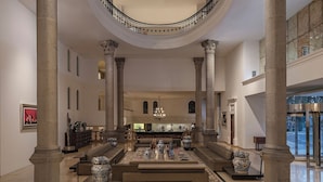 A grand lobby with a central staircase, large columns, and a stained glass ceiling. - InterContinental Presidente Puebla by IHG (Puebla)