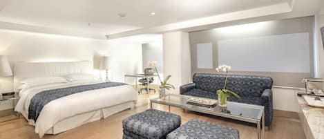 1 bedroom, Egyptian cotton sheets, premium bedding, down comforters