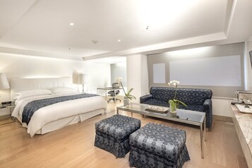 Junior Suite, 1 King Bed | Egyptian cotton sheets, premium bedding, down duvets, in-room safe