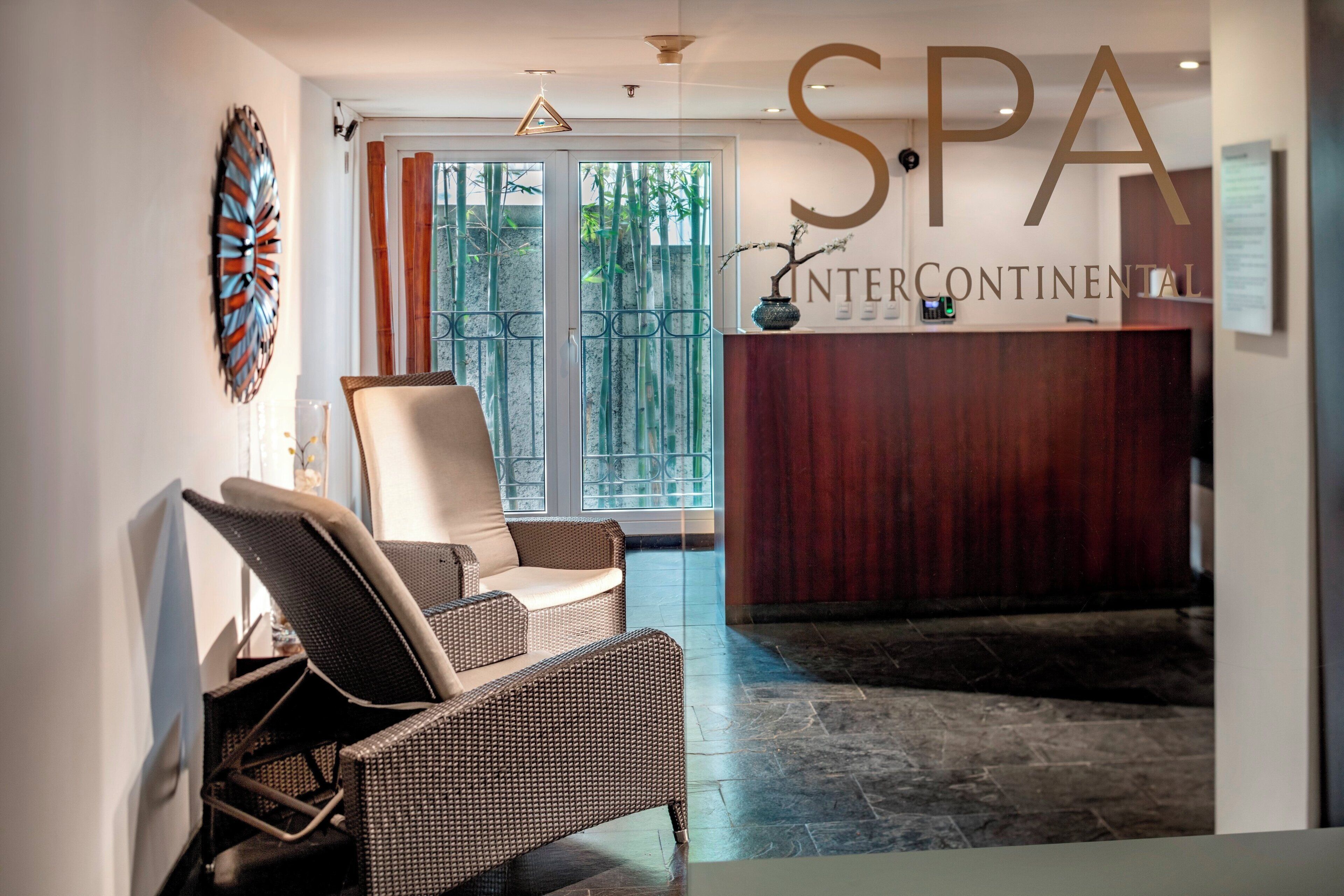 Sauna, bain à remous, massages aux pierres chaudes