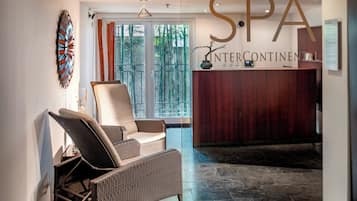 Sauna, bain à remous, massages aux pierres chaudes