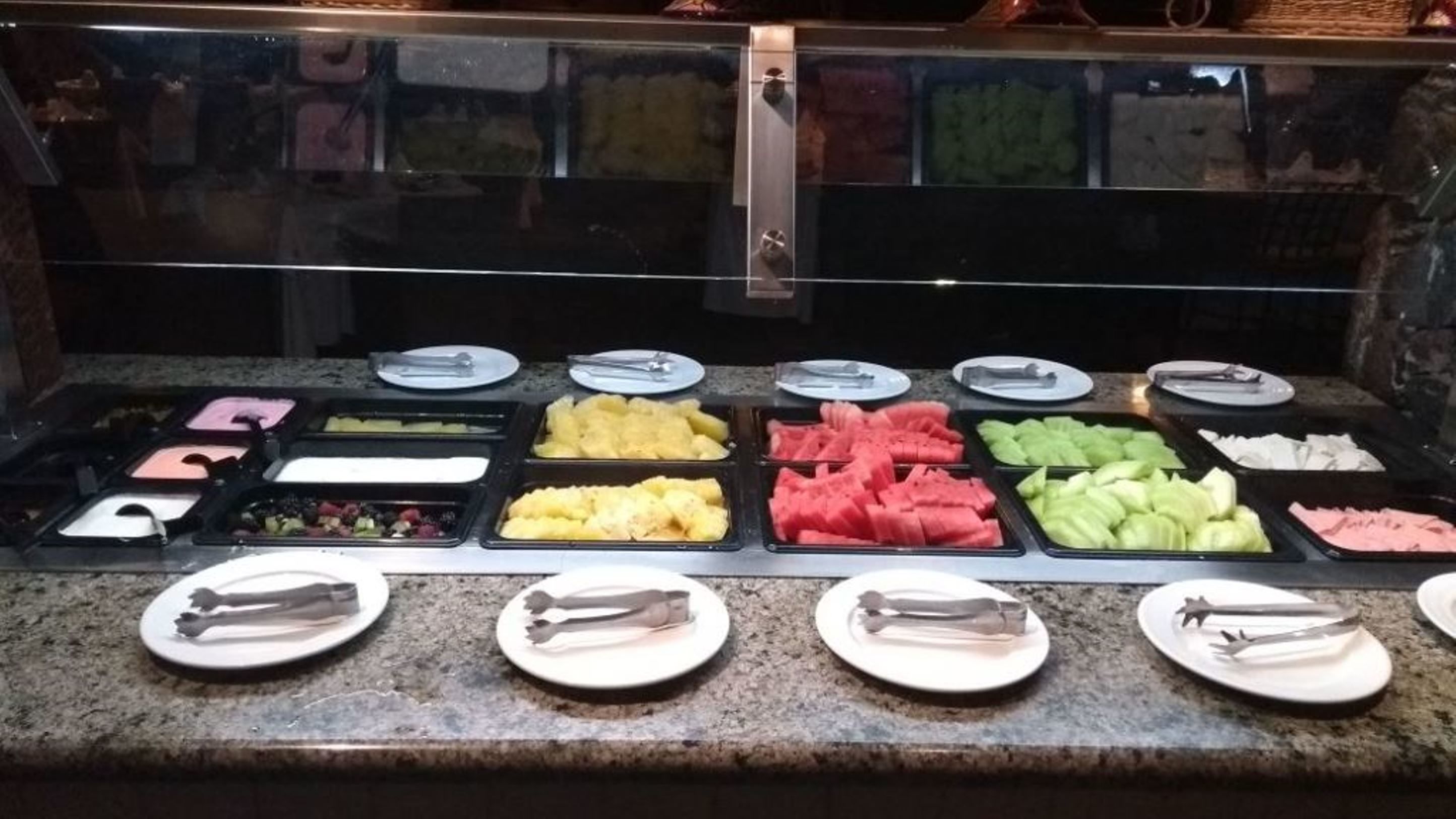 Un buffet proposant une variété de fruits et de légumes.