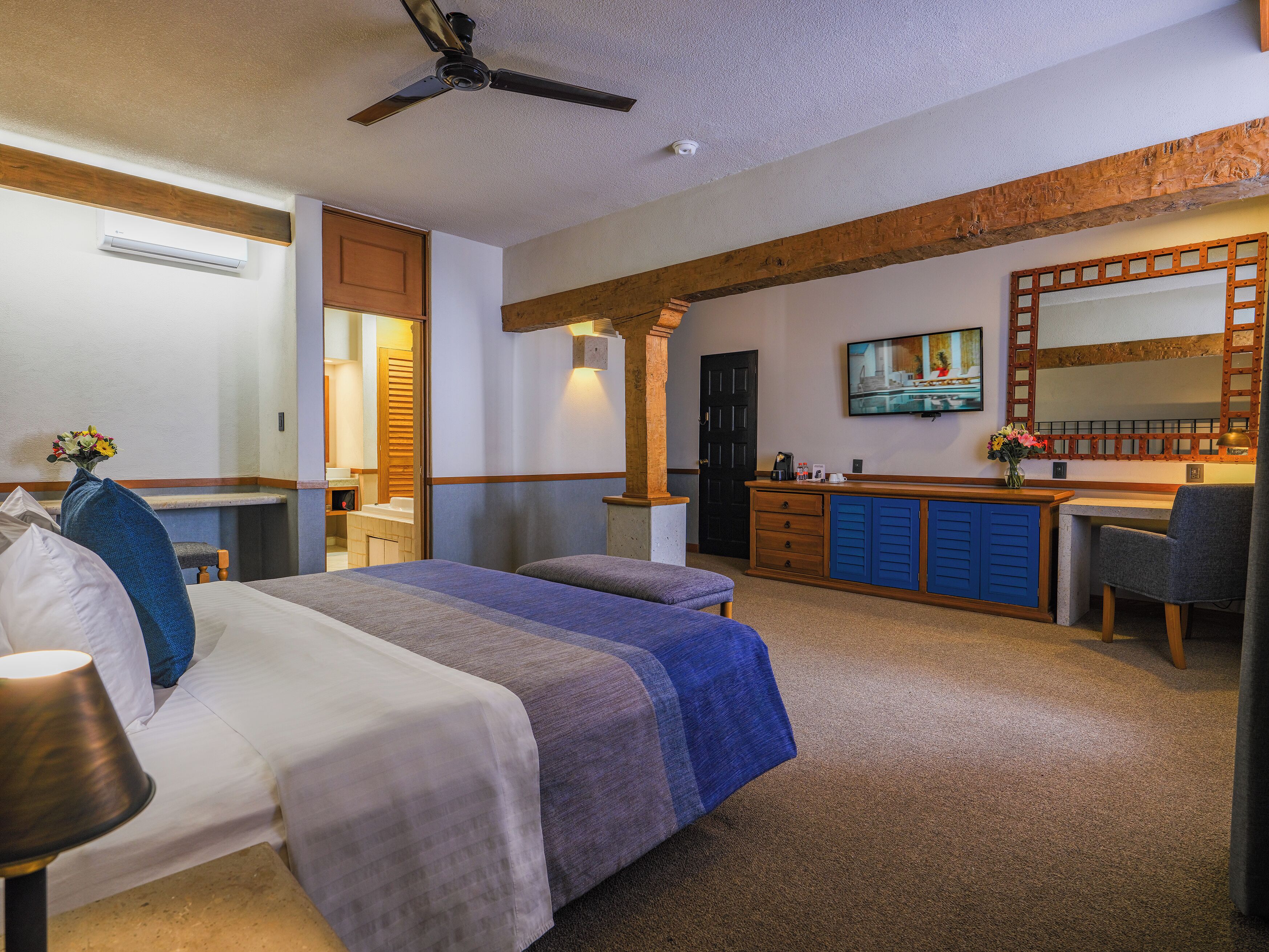 Minibar, coffres-forts dans les chambres, bureau