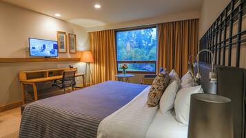 Minibar, coffres-forts dans les chambres, bureau