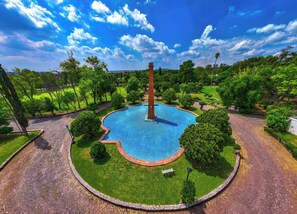 Vista frontal de la propiedad