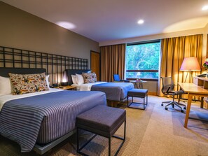 Business kamer | Een minibar, een kluis op de kamer, een bureau
