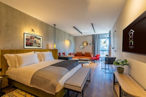 Minibar, pengeskab på værelset, mørklægningsgardiner, lydisolering