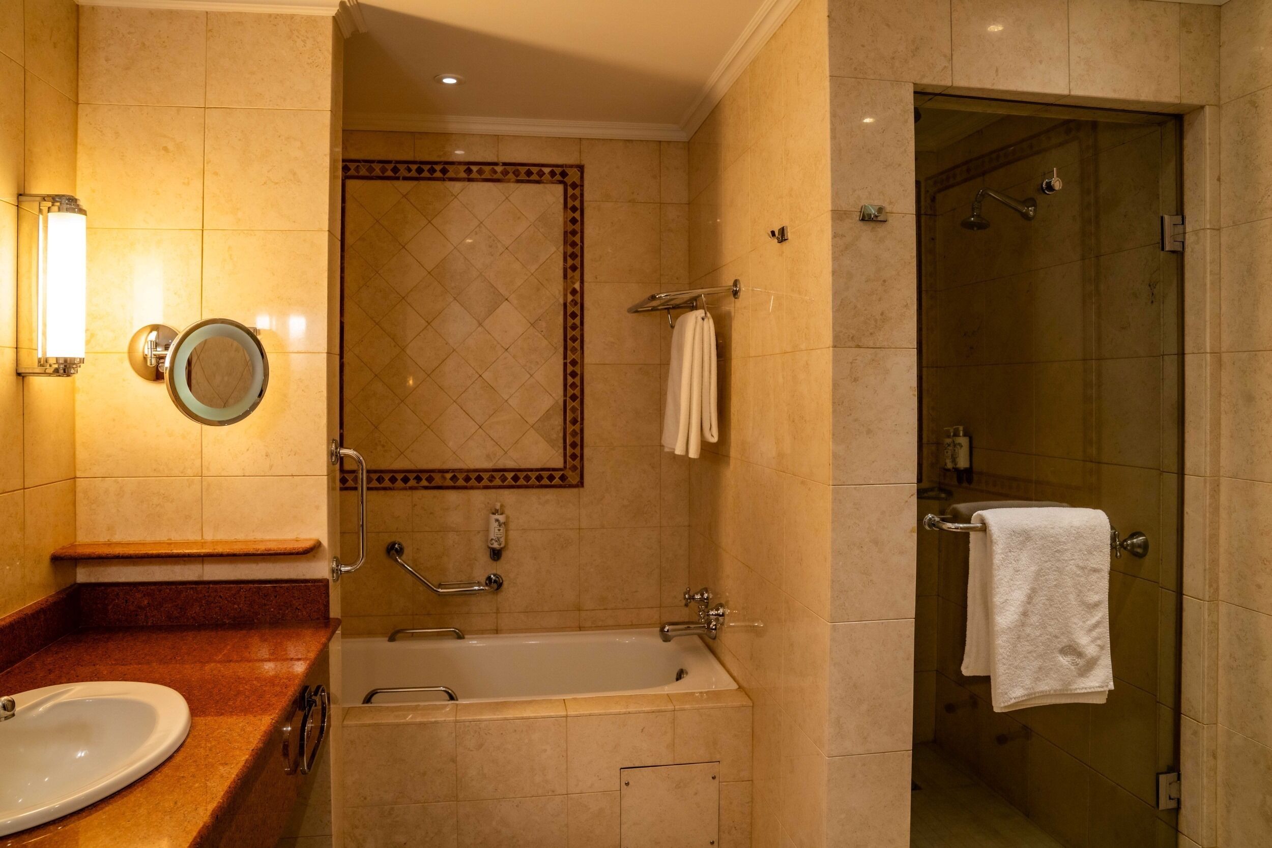Une salle de bain avec une baignoire, une douche et un lavabo.