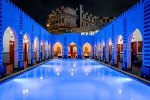 Kolam renang indoor dan kolam renang outdoor, dengan kursi berjemur