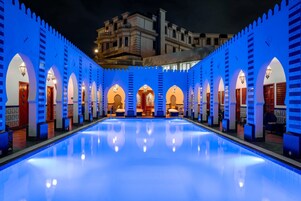 Una piscina techada, una piscina al aire libre